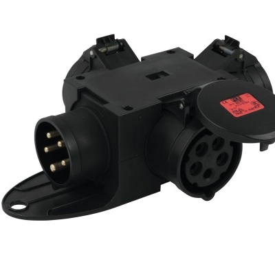 Conector elétrico preto para reboque com múltiplas entradas e tampa