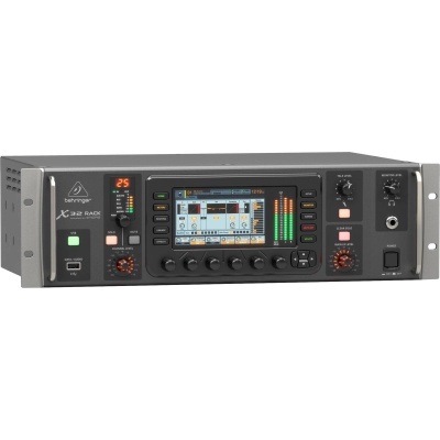 Dispositivo Behringer X32 Rack com ecrã colorido, botões e knobs em painel frontal cinza