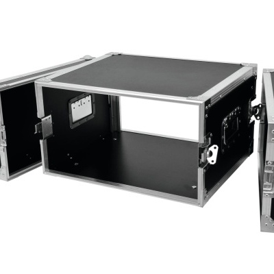 Mala preta de transporte com ferragens metálicas e portas abertas