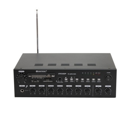 Amplificador de som preto com botões e antena telescópica sobre fundo branco