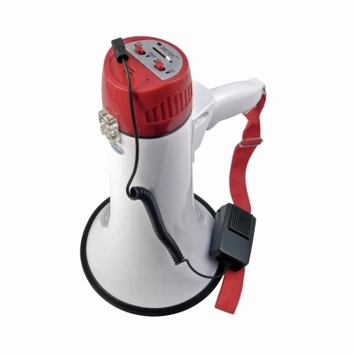 Megafone branco e vermelho com alça vermelha e microfone preto