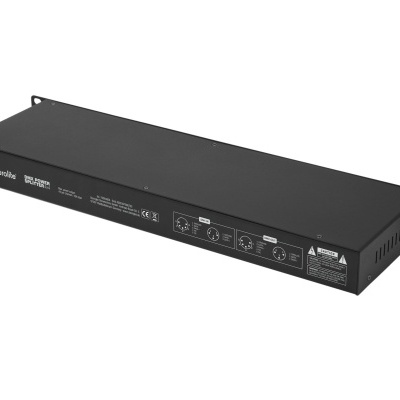 dispositivo eletrónico preto retangular com conexões e marcação