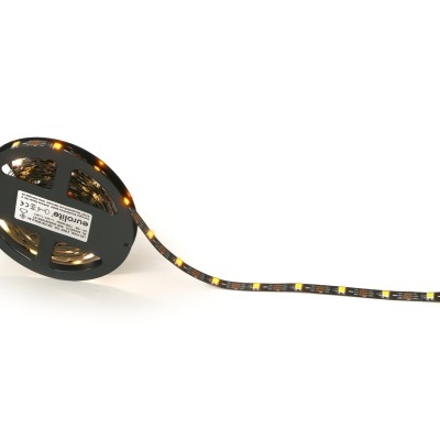 Fita LED amarela em rolo preto com etiqueta e fundo branco