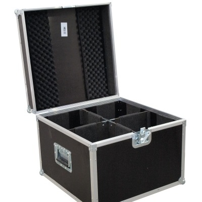 Caixa de transporte preta com estrutura metálica e interior acolchoado aberta