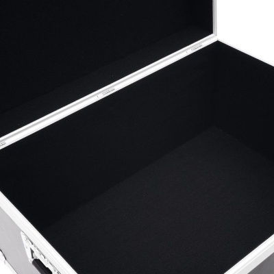 Mala de transporte preta com estrutura em alumínio e interior forrado a preto