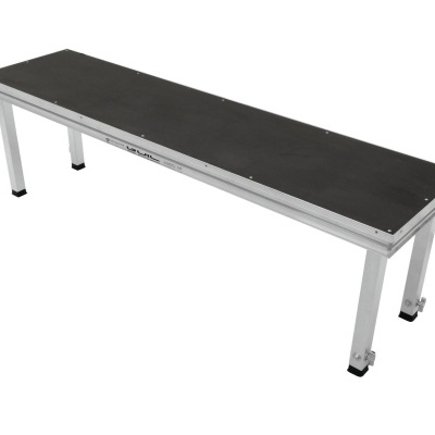 Banco comprido preto com estrutura metálica prateada