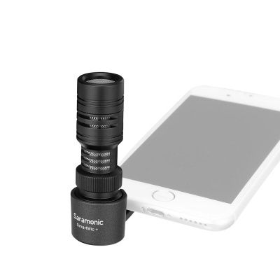 Microfone preto Saramonic SmartMic+ junto a smartphone branco ecrã preto