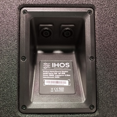 Parte traseira de altifalante IHOS preto com conectores e etiqueta