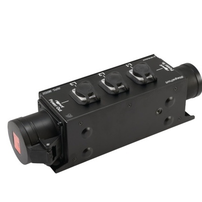 Dispositivo retangular preto com três chaves e etiquetas brancas