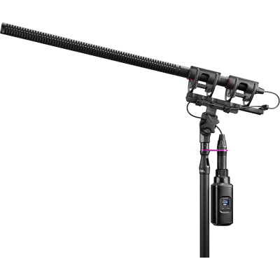 Microfone shotgun preto montado em pedestal ajustável com cabo