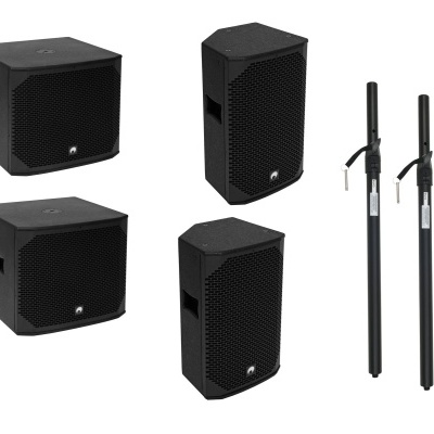 Altifalantes e subwoofers profissionais pretos com suportes pretos