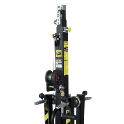 Elevador manual metálico preto com etiquetas amarelas e componentes de metal prateado