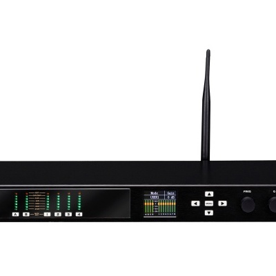 Equipamento eletrónico preto para montagem em rack com antena e ecrã colorido