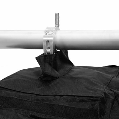 Mala preta presa a barra metálica com braçadeira de aço