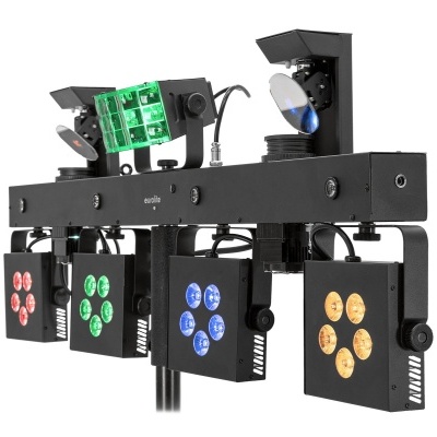 Sistema de iluminação LED com painéis quadrados coloridos montado em estrutura metálica preta