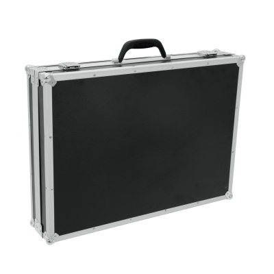 Mala rígida preta com cantos metálicos e pega preta