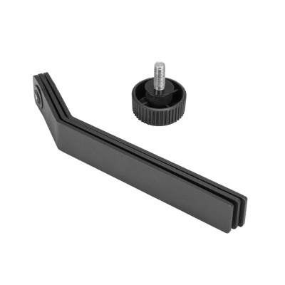 peça preta em ângulo reto com parafuso de aperto preto e metálico sobre fundo branco