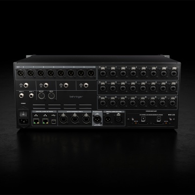 Equipamento de áudio profissional preto Behringer com múltiplas entradas e saídas