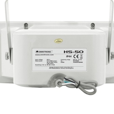 Caixa branca omnidirecional com antenas e etiqueta técnica