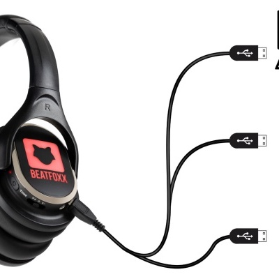 Auriculares pretos BEATFOXX com cabo USB e ícones de computador, bateria e altifalante
