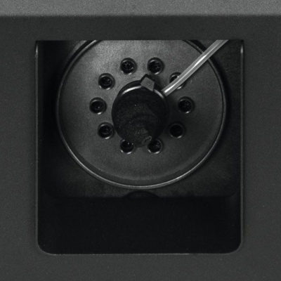 Peça metálica preta com eixo hexagonal e parafusos sendo ajustada com ferramenta