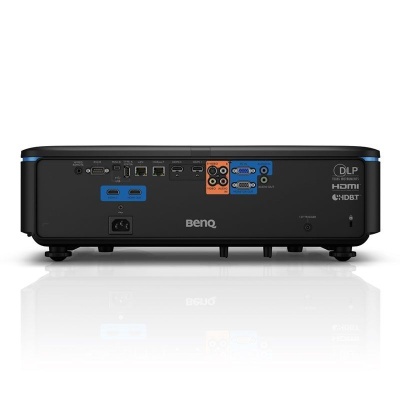 Projetor preto BenQ com várias portas de conexão na parte traseira