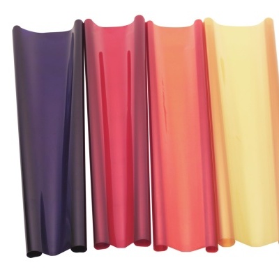 Quatro bagueteiras plásticas coloridas alinhadas