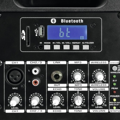 Painel de controlo de equipamento de áudio preto com ecrã azul digital e botões brancos