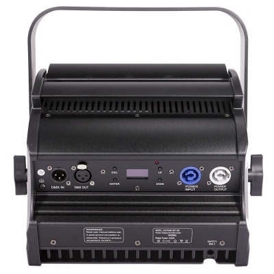 Projetor profissional preto com conectores DMX, display digital e suporte metálico