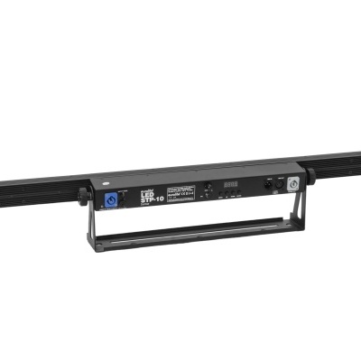 Barra de luz LED preta com suportes metálicos e etiqueta