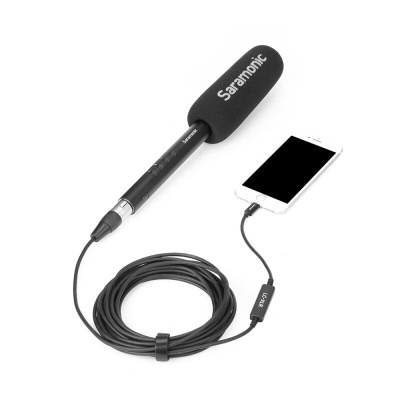 Microfone direcional portátil preto Saramonic com cabo e smartphone branco