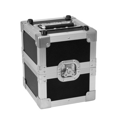 Caixa rígida de transporte preta com estrutura metálica cinzenta e fecho frontal