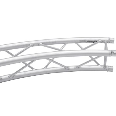 Estrutura metálica tubular em alumínio prateado com design de treliça
