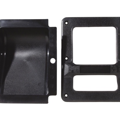 Duas peças quadradas pretas de plástico com furos e recortes