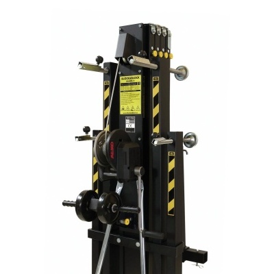 Equipamento de fitness multifunções preto com detalhes amarelos