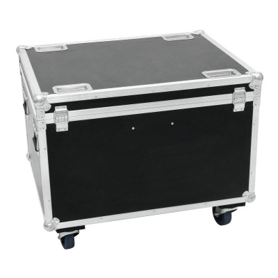 Caixa de transporte preta com reforços metálicos e rodas.