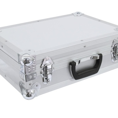 Mala rígida prata com cantos metálicos e pega preta