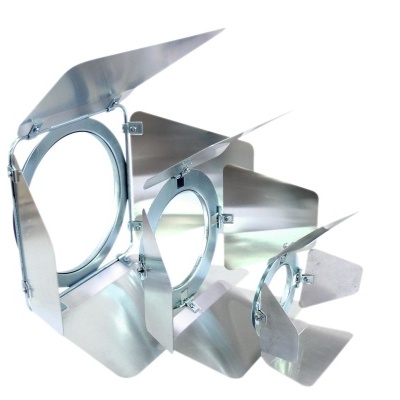 Três refletores profissionais de metal com abas para controlar luz