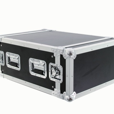 Mala de transporte preta com cantos metálicos e pegas