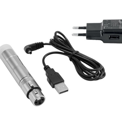 Carregador, cabo USB e dispositivo metálico cilíndrico prateado em fundo branco