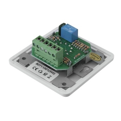 Placa eletrónica com componentes verdes e azuis numa base branca