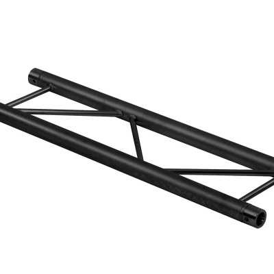 estrutura metálica tubular preta com design triangular reforçado