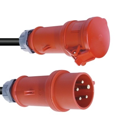 Ficha e tomada industriais vermelhas com cinco pinos em fundo branco