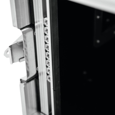 Equipamento eletrônico metálico com botões alinhados