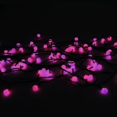 Cadeia de luzes decorativas com lâmpadas rosas e fios pretos