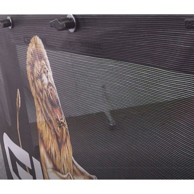 Painel publicitário preto com imagem de leão e ganchos pretos