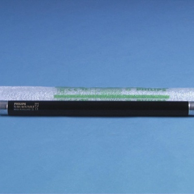 Lâmpada tubular fluorescente preta Philips com embalagem de plástico bolha transparente