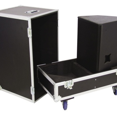 Caixas de transporte de áudio profissional pretas com acabamentos metálicos e rodas azuis.