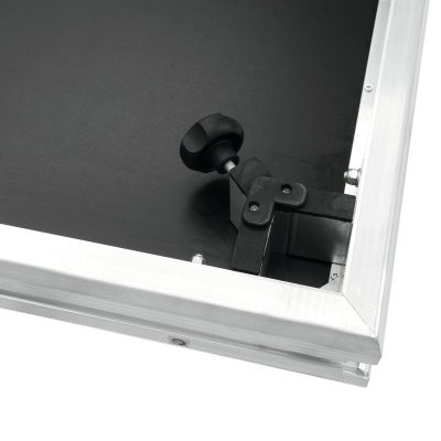 Mesa de trabalho com superfície preta e armação de alumínio com suporte ajustável preto