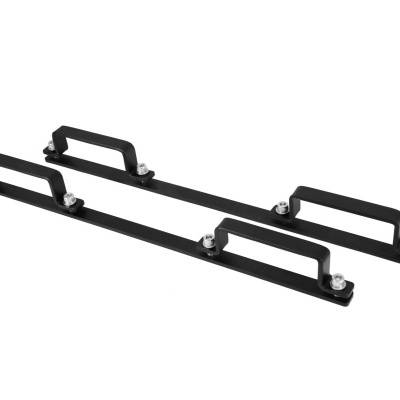 Peças de metal pretas com pegas retangulares em fundo branco